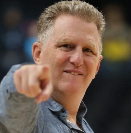 Michael Rapaport is posing for a picture.