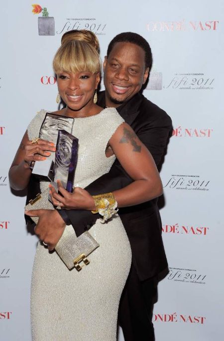 Kendu Isaacs got married to Mary J Blige on December 7, 2003.