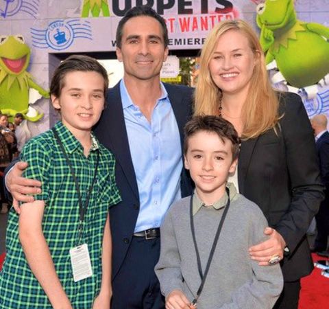 Nestor Carbonell with wife and two sons. 