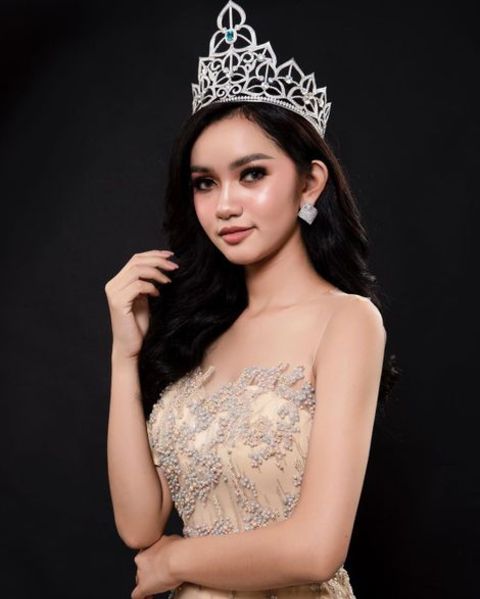 Model Somnang Alyna giving a pose while wearing a crown.
