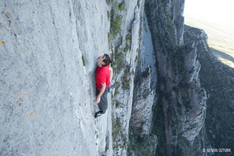 Alex Honnold climbing the edge of mountain.
