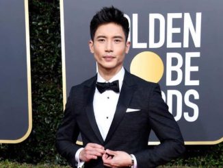 Manny Jacinto poses at the red carpet of Golden Globe Awards.