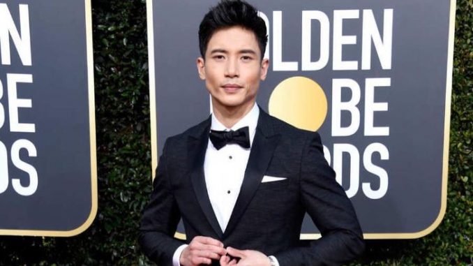 Manny Jacinto poses at the red carpet of Golden Globe Awards.