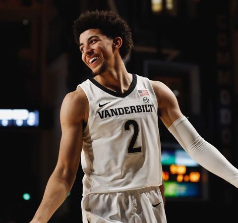 Scotty Pippen Jr. in the white jersey of Vanderbilt Commodores caught on camera.