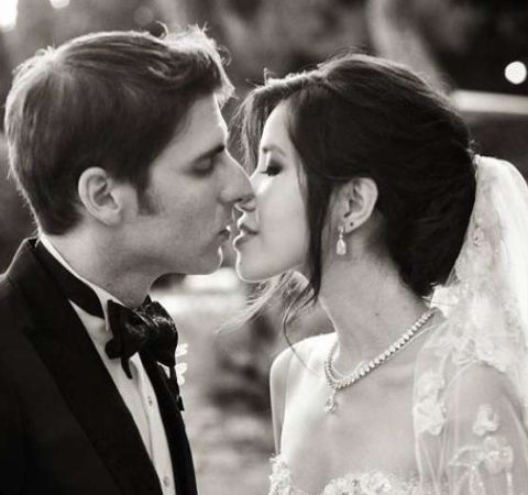 Eduardo Saverin kissing his bride Elaine Andriejanssen at their wedding day.