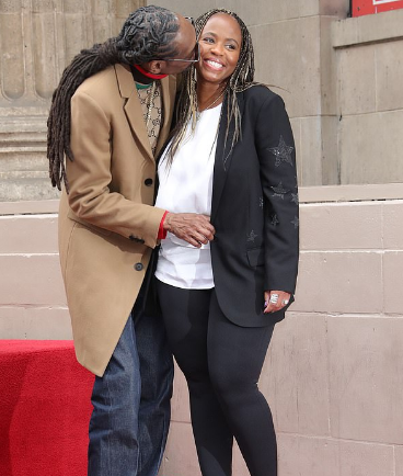 Snoop Dogg Kissing His Wife Shante Taylor
