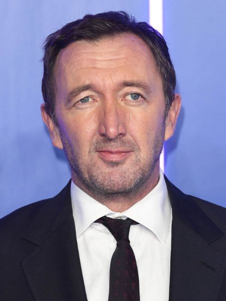 Ralph Ineson giving a pose in an event.