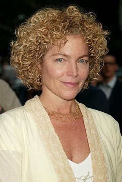 Amy Irving giving a pose in an event.