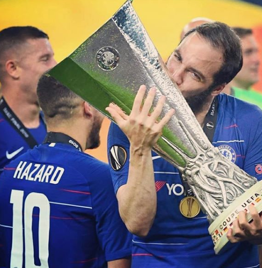 Gonzalo Kissing His Trophy