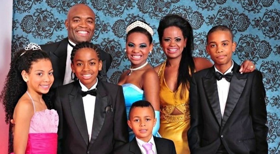 Anderson Silva With His Wife And Children