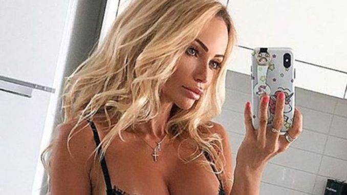Abby Dowse poses for a mirror selfie.