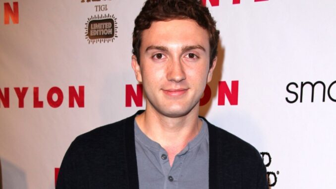 The 30-year old son of father (?) and mother Sandy Krebs Daryl Sabara in 2022 photo. Daryl Sabara earned a  million dollar salary - leaving the net worth at  million in 2022