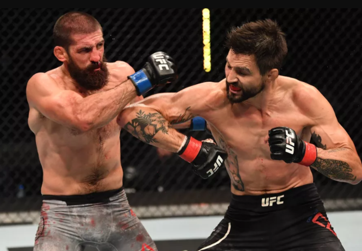 Carlos Condit fighting against Court McGee
