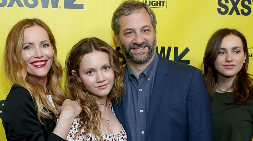 Iris Apatow with her father, mother and sister namely Judd, Leslie and Maude