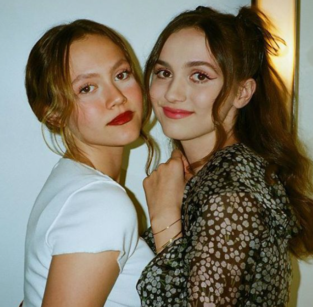 Iris Apatow and her sister, Maude
