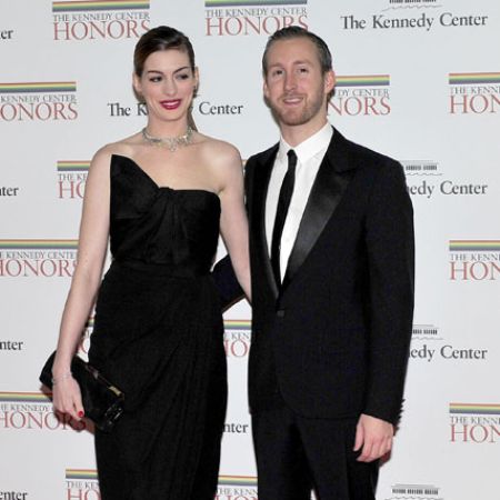 Adam Shulman with his wife Anne Hathaway at an award function