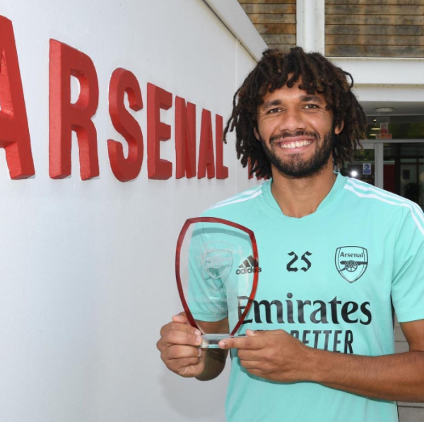 Mohamed Elneny with his trophy for 20-21 Goal of the Season award