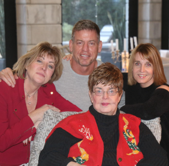 Troy Aikman with his mom and siblings