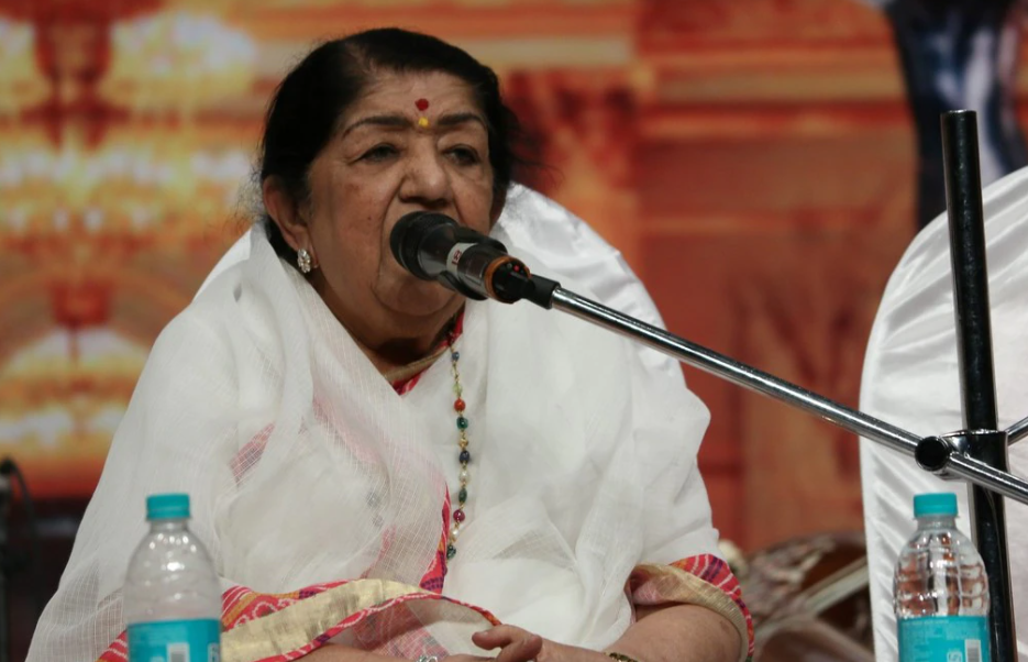 Lata Mangeshkar Singing