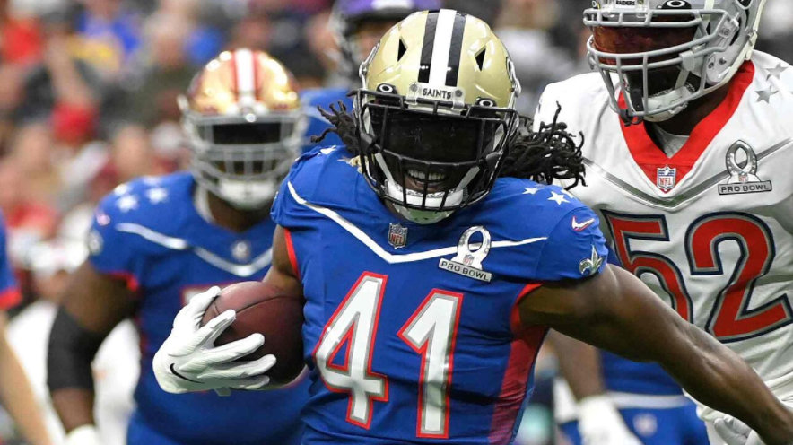 Alvin Kamara in the shirt number 41 with the ball