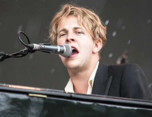 Tom Odell Singing