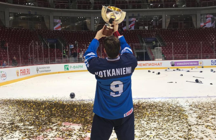 Jesperi Kotkaniemi with his trophy