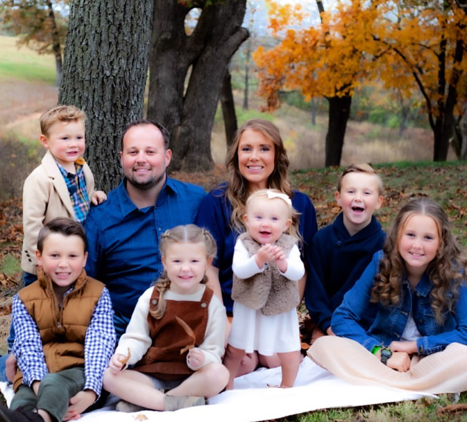 Anna Duggar with her husband, and their kids