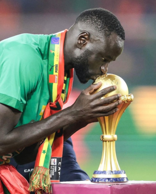 Cheikhou Kouyaté kissing trophy
