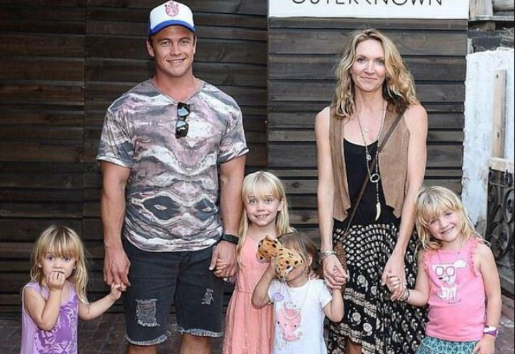Samantha Hemsworth and her husband with kids