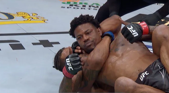 Kevin Holland displays absolute savagery while being choked out by Alex Oliveira at UFC 272