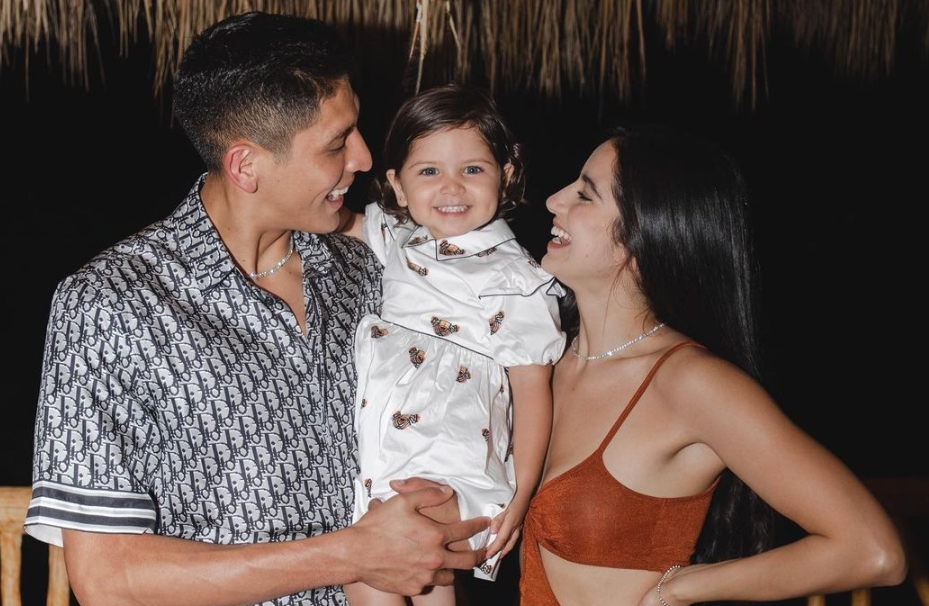 Edson Álvarez with his girlfriend, Sofia Toache and their daughter Valentina Alvarez photographed in 2021