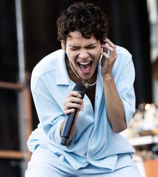 Venezuelan-Swedish singer, Omar Rudberg Singing