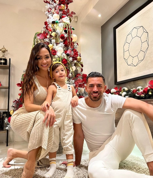 Pablo Mari with his wife and their kid celebrating Christmas