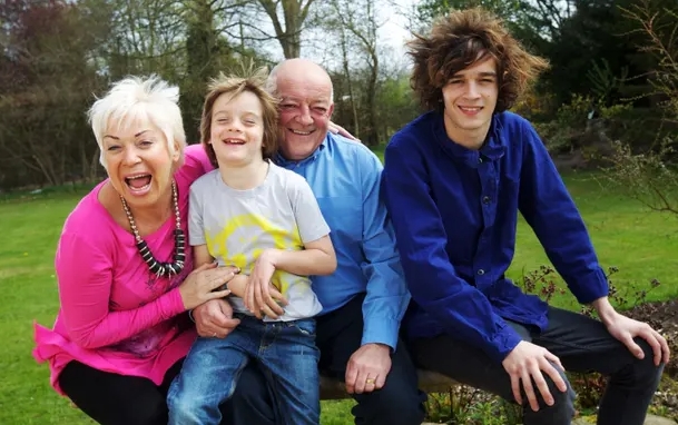 Matthew Healy with his parents and brother
