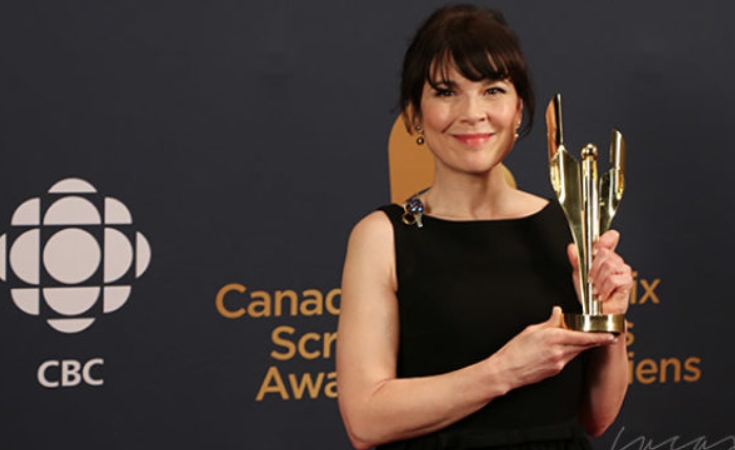 Anne Dorval with her award