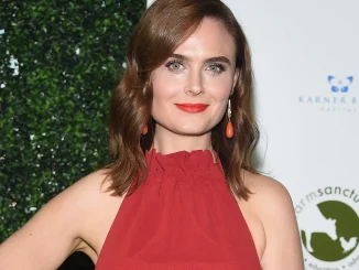 How rich is Emily Deschanel? Bio About Zooey Deschanel's Sister