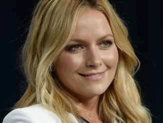 How Becki Newton Went from a Waitress to a TV Star – Biography