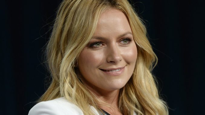 How Becki Newton Went from a Waitress to a TV Star – Biography
