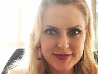 What is Elaine Hendrix doing now? About her husband, net worth