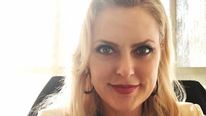 What is Elaine Hendrix doing now? About her husband, net worth